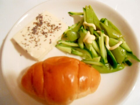 朝食に ♪　サラダ＆豆腐＆パンで簡単プレート